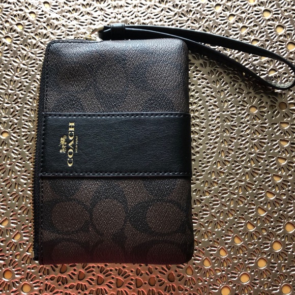 Coach Handbags - Coach wristlet